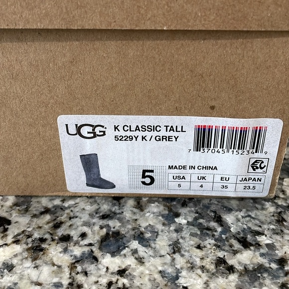 🎉HOST PICK🎉 UGG Classic Tall (Big Kid 5) - Picture 7 of 7